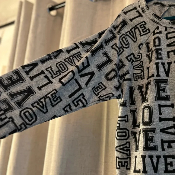 Almost Famous Light Sweater Size L. “Love” and “Live” Graphics in Gray and Black - Picture 4 of 6